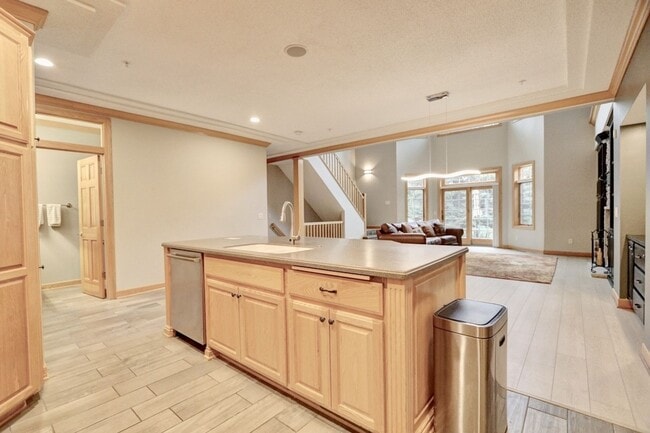 Building Photo - Updated town home in Dancing Water Communi...