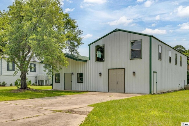 Building Photo - 2116 Bayou Darbonne Dr