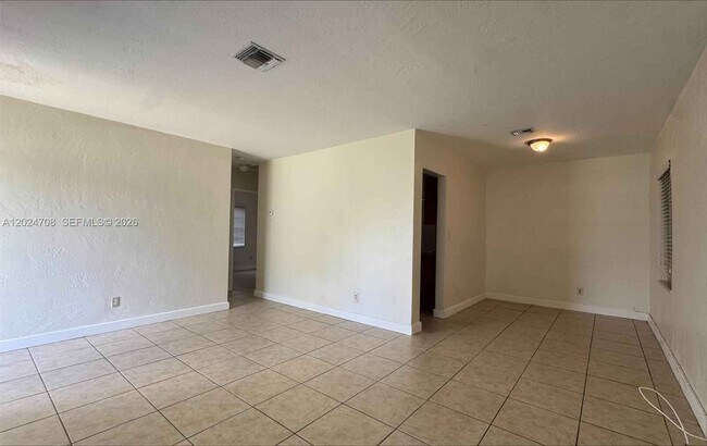 Foto del edificio - 1320 NW 87th St