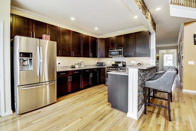 Building Photo - 4 Shadowlawn Dr