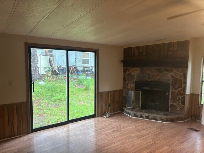 Building Photo - 206 Tropicaire St