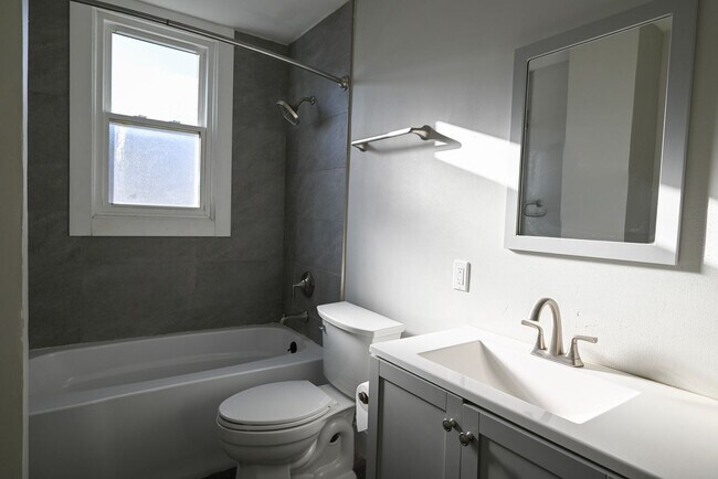 Foto del edificio - 405-407 W Main St - Duplex