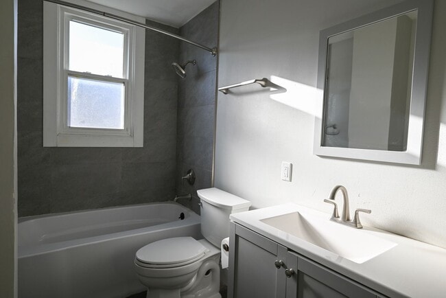 Building Photo - 405-407 W Main St - Duplex