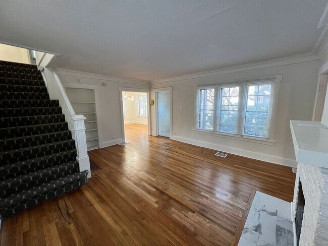 Foto del edificio - 3-Bedroom Home with Bonus Library/Office Near Local Attractions!