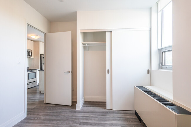 Photo du bâtiment - *THREE MONTHS FREE RENT* Walking Distance ...