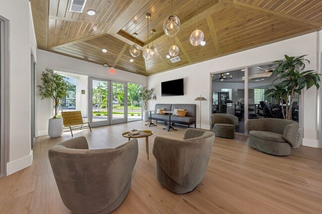 Interior Photo - Everest Largo Apartments