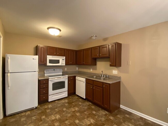 Foto del edificio - Nashboro Village End Unit Townhome with 2 Separate Owner Suites!