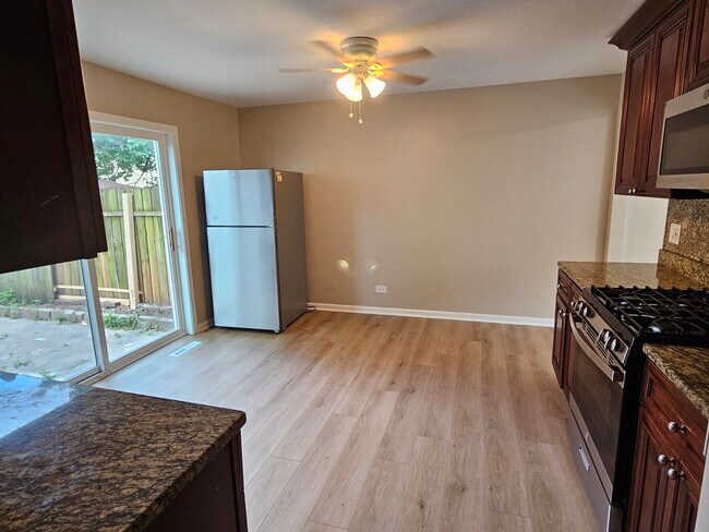 Building Photo - 832 Colonial Dr