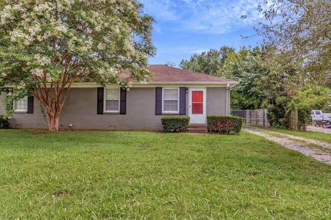 Building Photo - AVAILABLE NOW. 2 Bed 1 Bath Duplex. Locate...