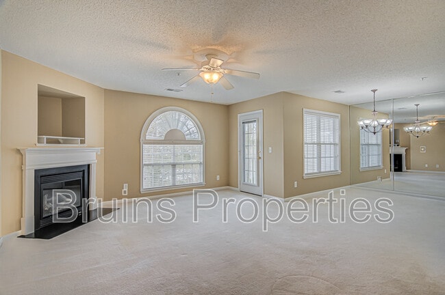 Foto del edificio - 6113 Hedgecock Cir