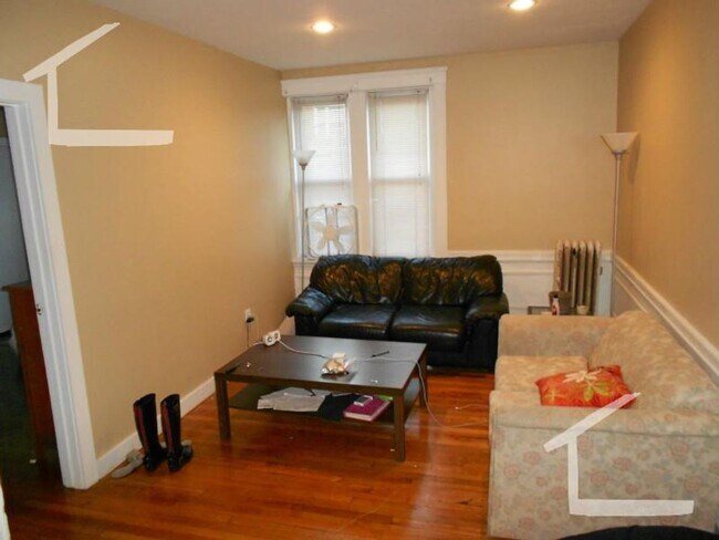Building Photo - No Broker's Fee, Steps from Agganis Arena, Heat, Hot Water Included, Laundry on a Site, Parking f...