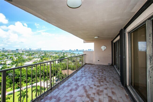 Foto del edificio - 1800 NE 114th St