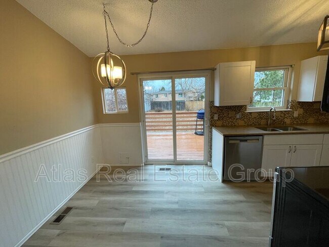 Foto del edificio - 2029 Whitehorn Dr W