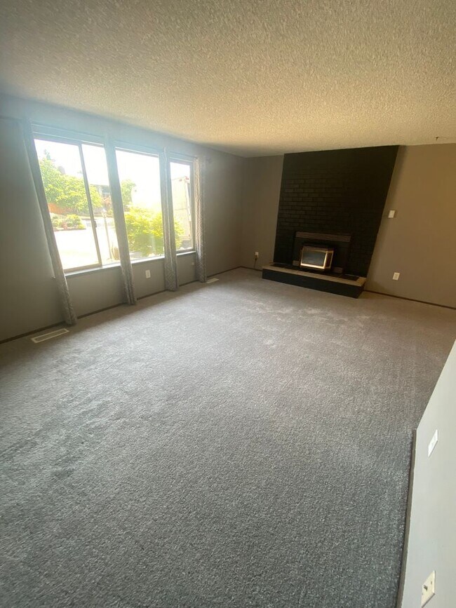 Foto del edificio - 3 Bed Room 1.75 Bath , New Floor Covering , New Interior Paint