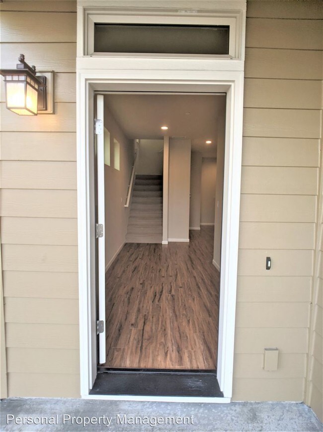 Building Photo - 5 br, 4 bath House - 3227 NE 74th St.