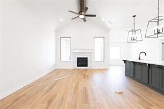 Building Photo - Very Nice brand new 4 bedroom 2 bath home in Guthrie schools