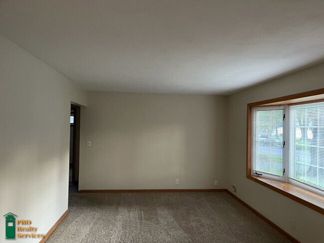 Building Photo - 4 Bedroom Home with Large Yard