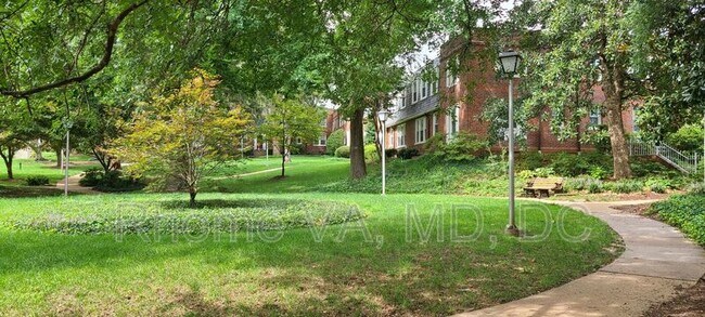 Foto del edificio - 1774 N Troy St