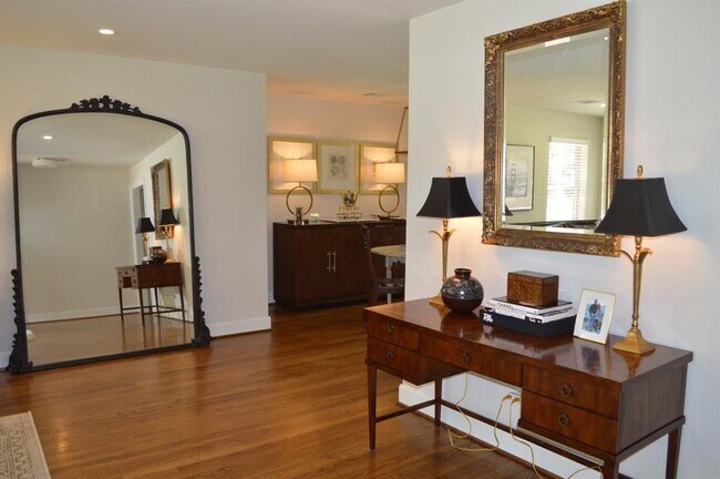 Building Photo - 1744 Pine Village Dr