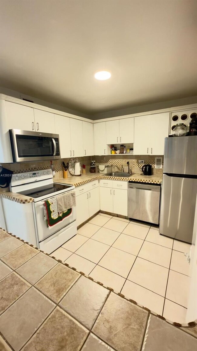 Building Photo - 5555 Collins Ave