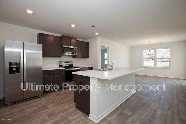 Photo - 585 Draymore Dr NE House