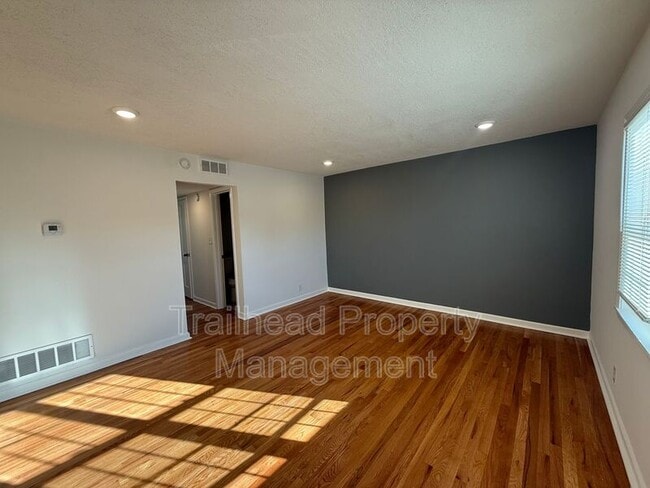 Foto del edificio - 304 E Gregory Blvd