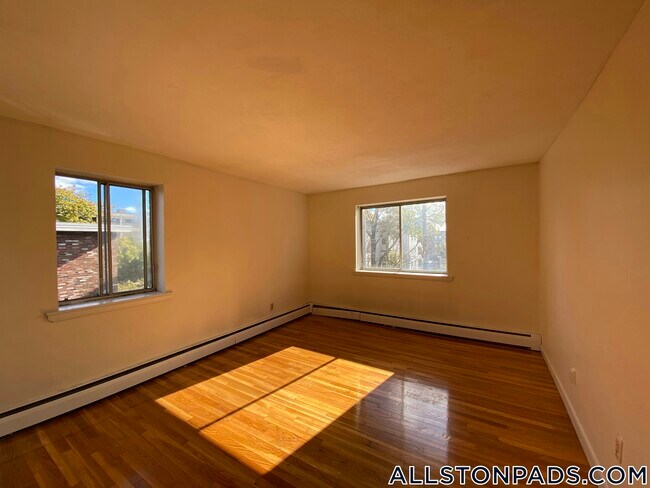 Building Photo - 84 Gardner St