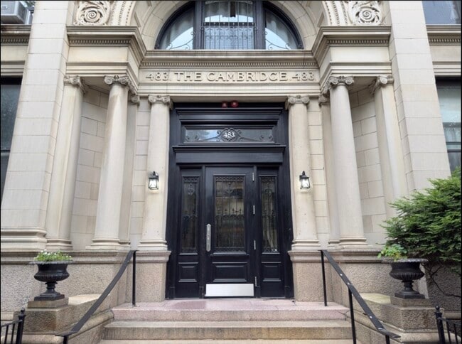 Building Photo - 483 Beacon St