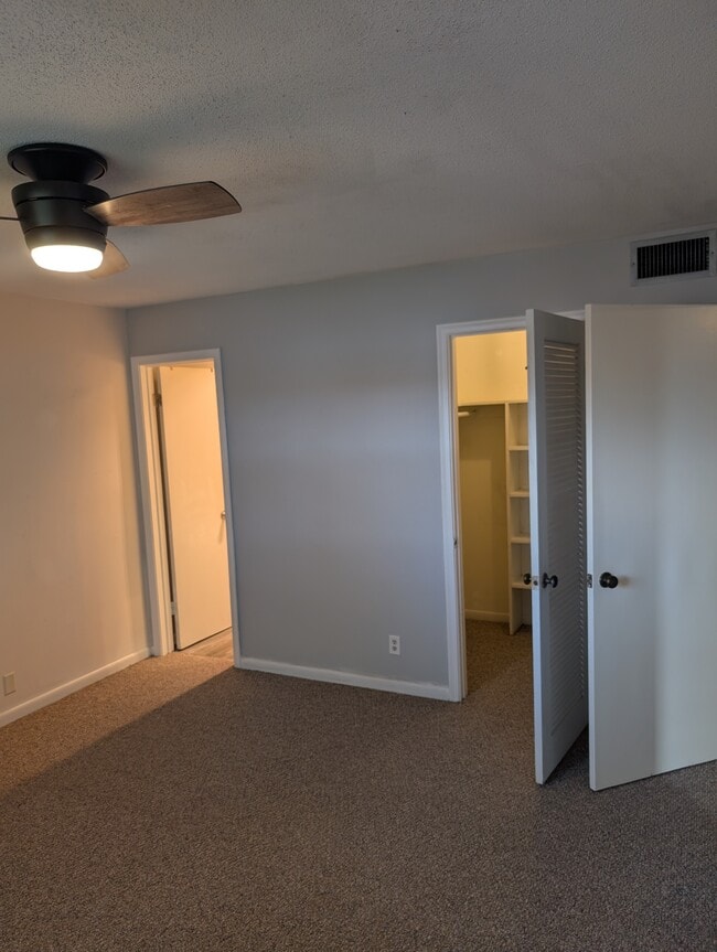 Building Photo - 9911 Sandalfoot Blvd