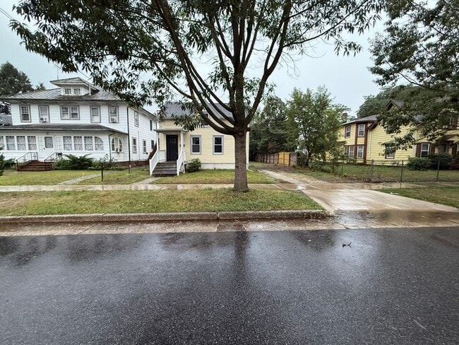 Building Photo - 733 E Pear St