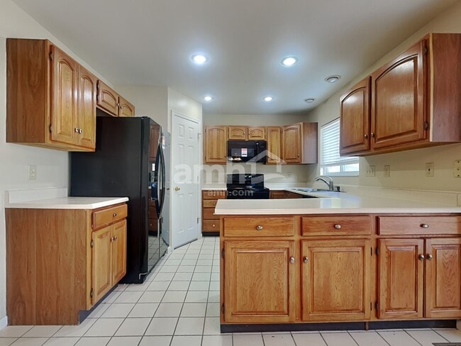 Building Photo - 8250 Pine Knoll Ct