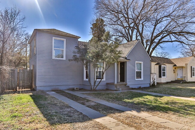 Building Photo - Cozy 3-Bedroom Home Available for Summer Pre-Lease