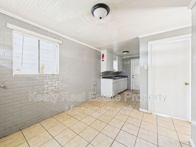 Building Photo - 704 13th St