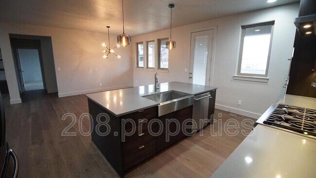 Foto del edificio - 6849 E Warm Springs Ave
