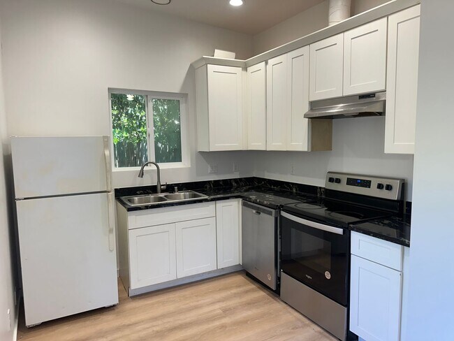 Foto del edificio - Beautiful, newly remodeled 2 bedroom 1 bat...