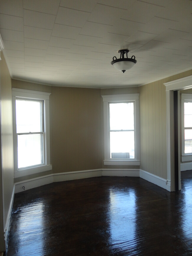Building Photo - 215 E Mulberry St