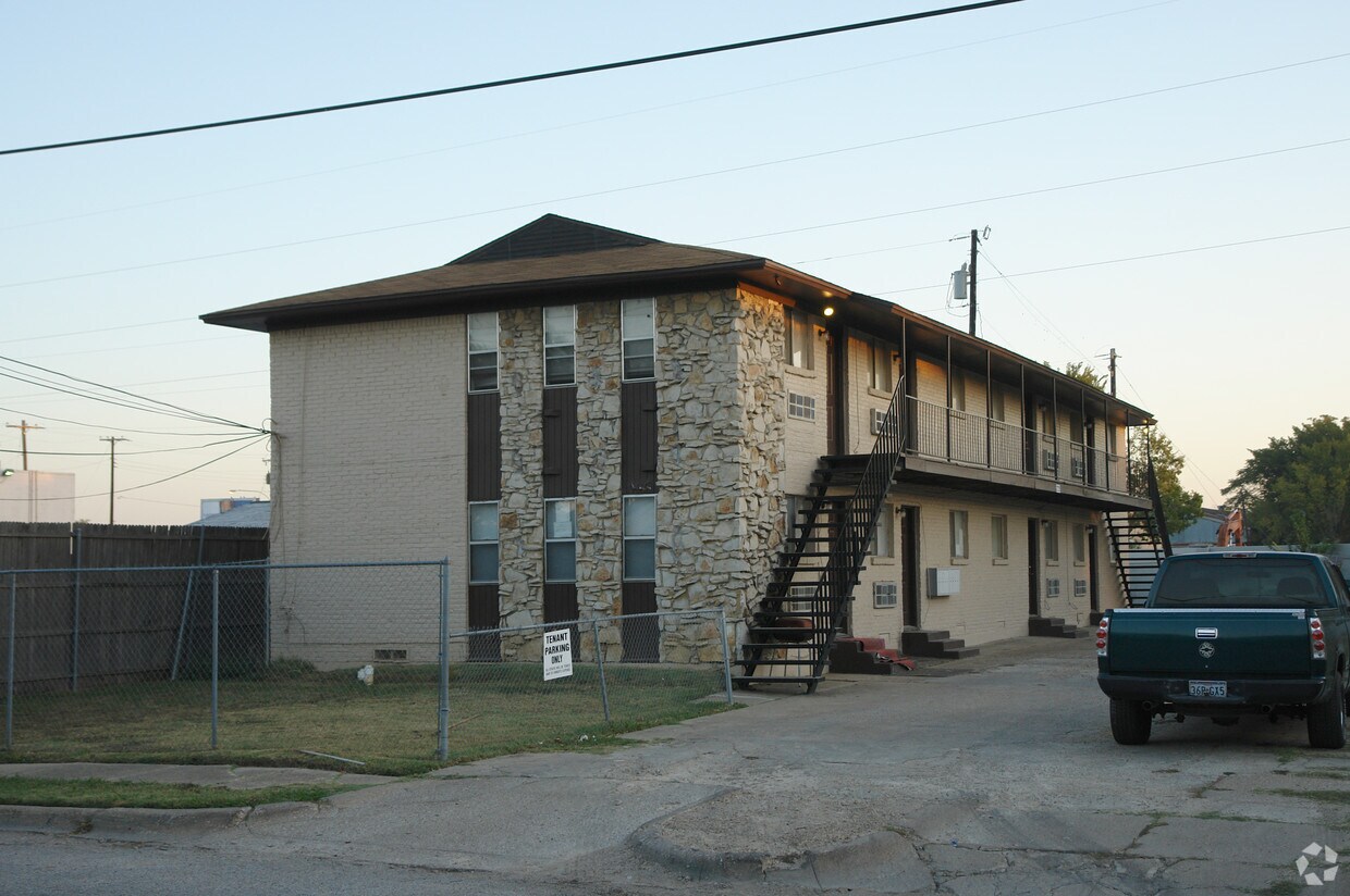 Primary Photo - 2722 Medill St