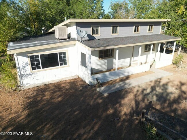 Building Photo - APPLY NOW - 1878 Beverly Ln