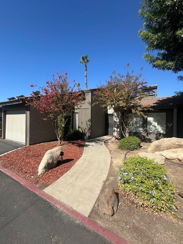 Primary Photo - Adorable 2 bedroom 2 bathroom with 1 car g...