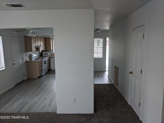 Building Photo - 3349 E Yavapai Rd