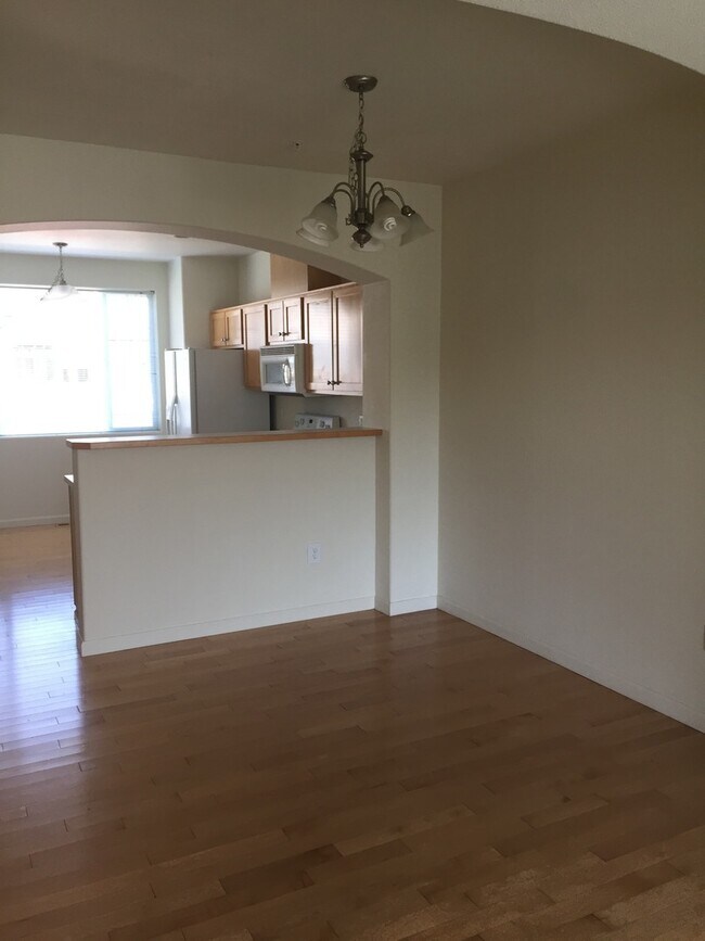 Foto del edificio - Gorgeous Tri-Level Condo at Progress Ridge With Views of Lake ~ Must See!