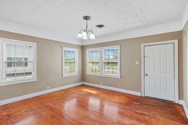 Building Photo - Discover your new home at 1623 4th Street,...