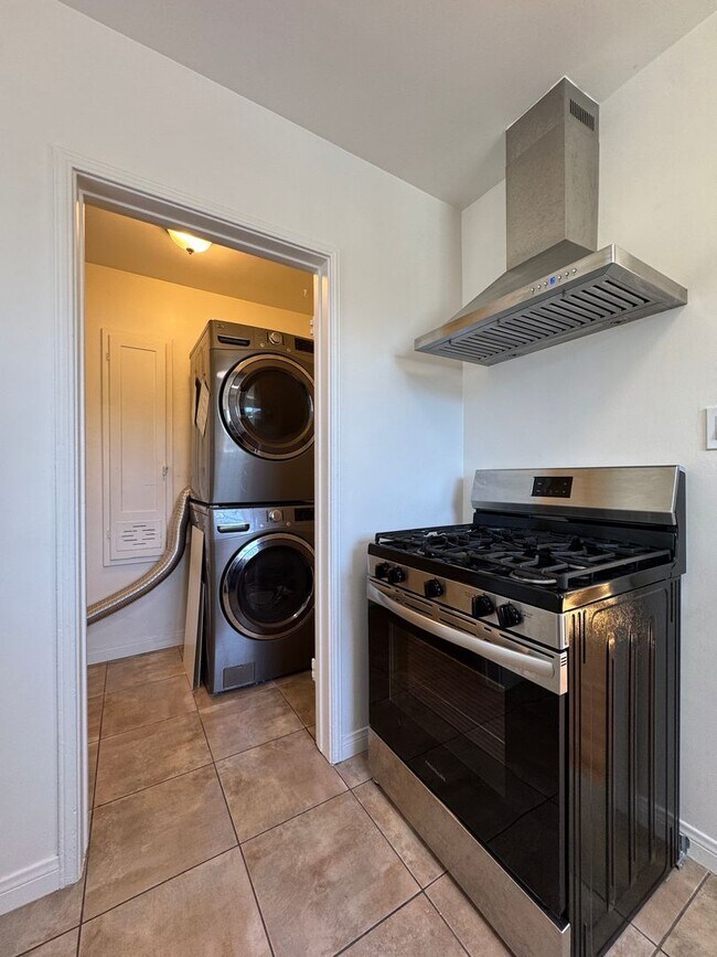Foto del edificio - Modern 2-Bedroom Apartment in Prime West LA Location