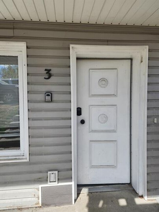 Building Photo - Spacious Home in Prime Location at Fairbanks