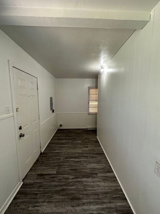 Building Photo - Newly remodeled property!