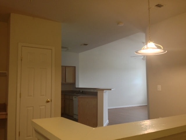 Building Photo - 830 Beverley Dr