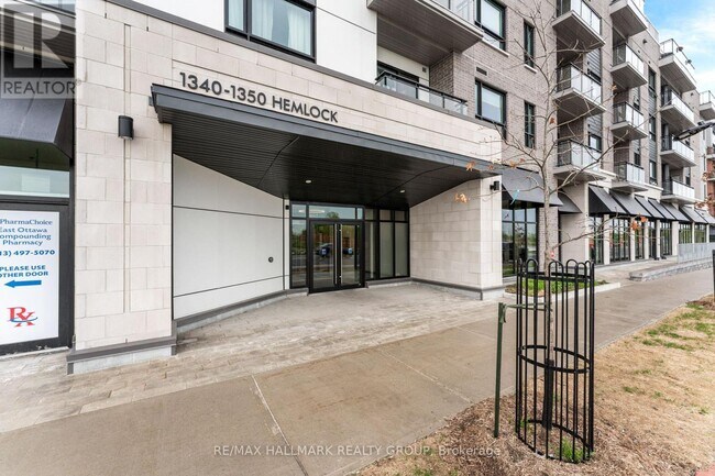 Photo du bâtiment - 1350-1350 Hemlock Rd