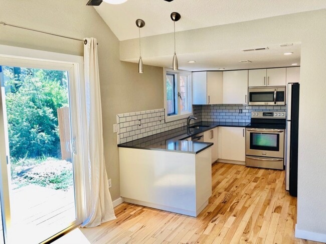 Building Photo - Bright 4BR Home Near CU Boulder + HOP Line