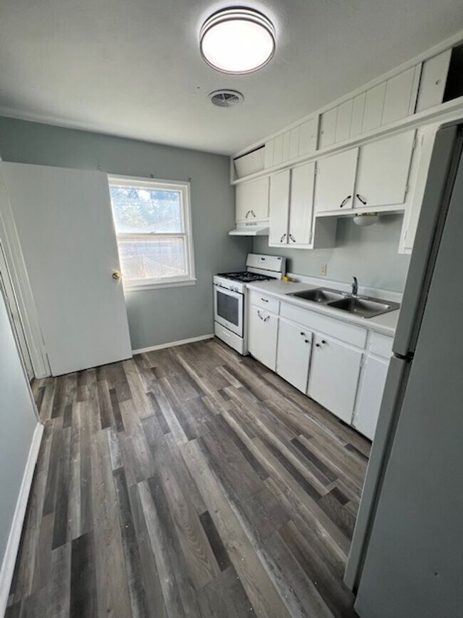 Building Photo - Spacious 4 Bedroom Duplex!!