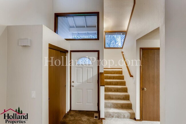 Foto del edificio - Charming, Light-Filled Home Near Parks, Tr...